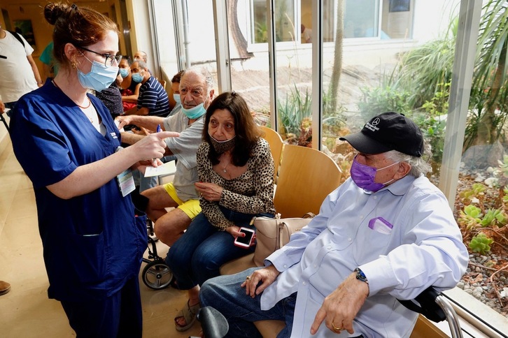 Pacientes con inmunodepresión esperan para recibir una tercera dosis de la vacuna de Pfizer en un centro cardiovascular cerca de Tel Aviv, el pasado 12 de julio. (Jack GUEZ | AFP)