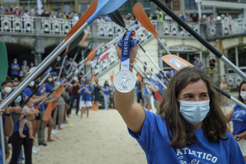 Maialen Chourraut protagonista, zilarrezko domina herritarrei eskaintzen. (Jon URBE/FOKU)