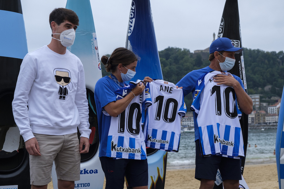 Realeko jokalari Aritz Elustondok taldearen kamisetak oparitu dizkie Chourraut eta Xabi Etxanizi. (Jon URBE/FOKU) Realeko jokalari Aritz Elustondok taldearen kamisetak oparitu dizkie Chourraut eta Xabi Etxanizi. (Jon URBE/FOKU)