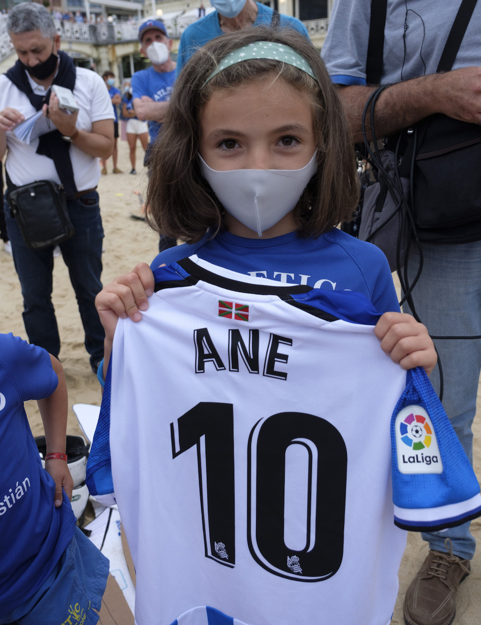 Anek, Maialen eta Xabiren alabak, Realeko kamiseta ere izan du opari. (Jon URBE/FOKU) Anek, Maialen eta Xabiren alabak, Realeko kamiseta ere izan du opari. (Jon URBE/FOKU)