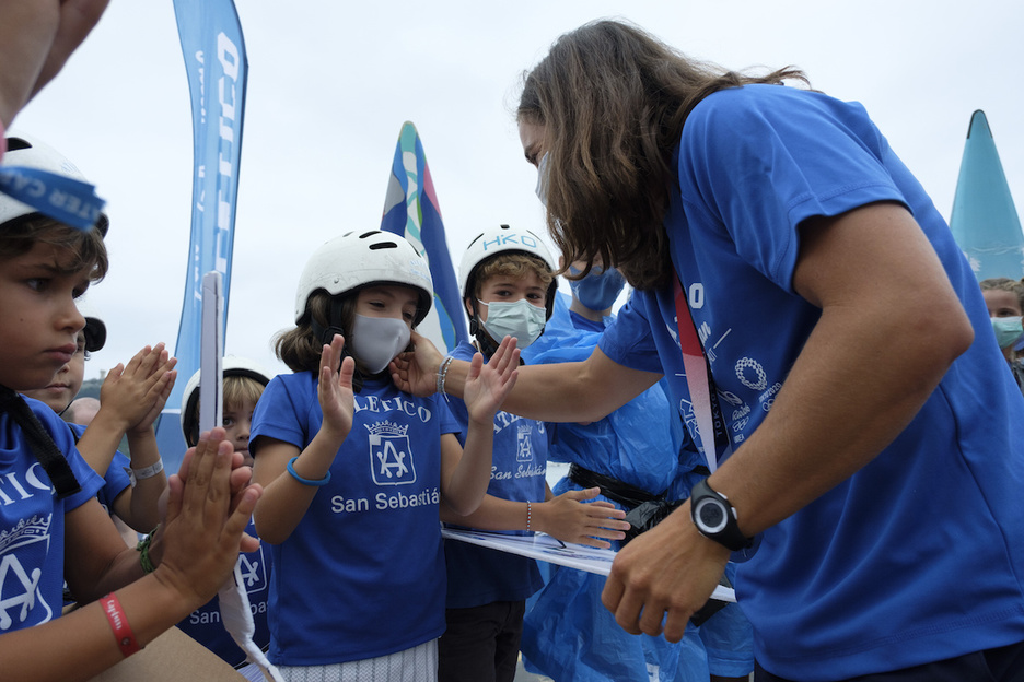 Maialen Chourrautek omenaldira gerturatutako ume eta etorkizuneko kirolariak agurtu ditu. (Jon URBE/FOKU) Maialen Chourrautek omenaldira gerturatutako ume eta etorkizuneko kirolariak agurtu ditu. (Jon URBE/FOKU)