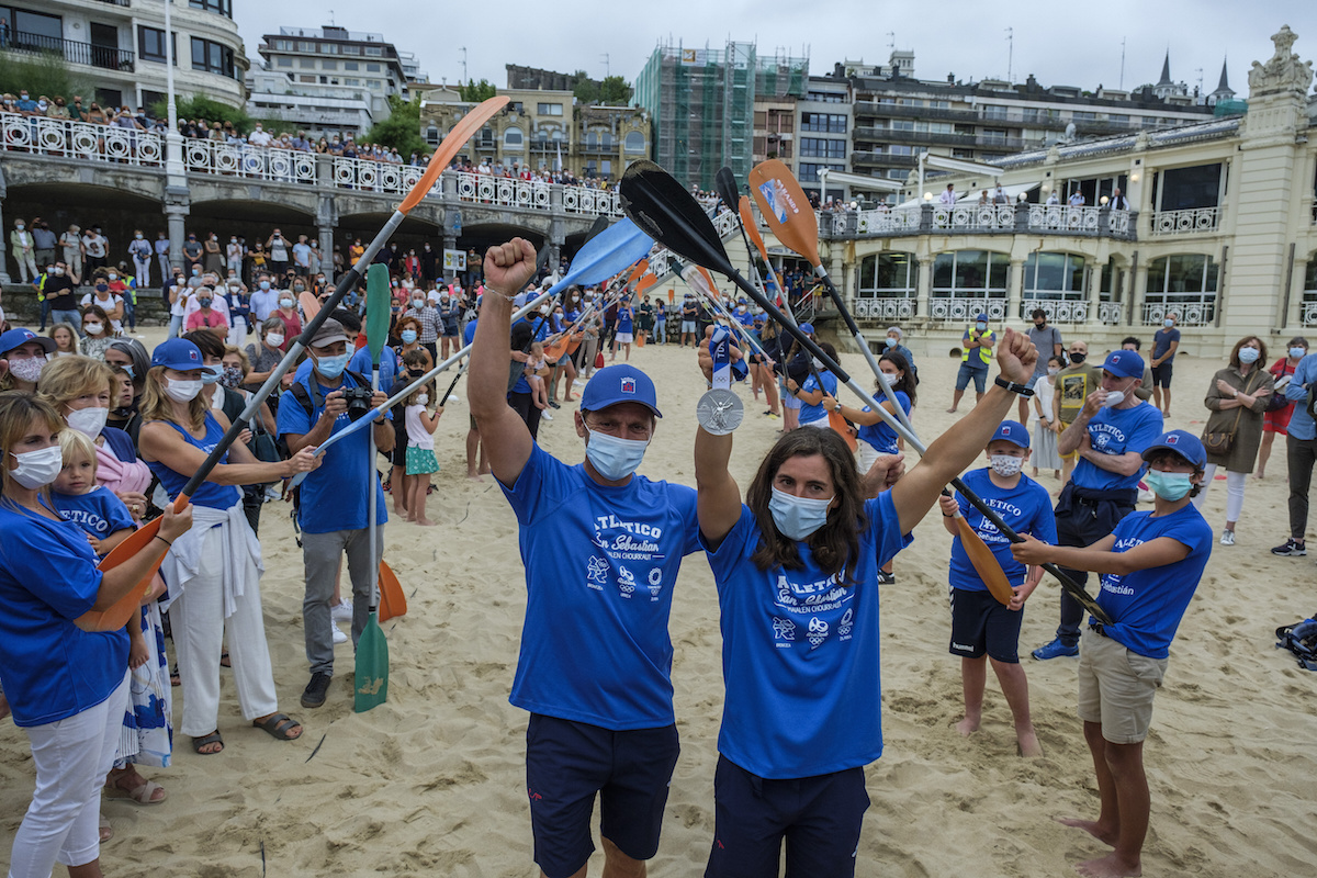 Xabi Etxaniz eta Maialen Chourrautek omenaldia jaso zuten Tokiotik bueltan. (Jon URBE | FOKU)