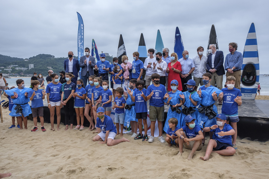 Instituzio ezberdonetako agintariek ongietorria egin diote protagonistari. (Jon URBE/FOKU) Instituzio ezberdonetako agintariek ongietorria egin diote protagonistari. (Jon URBE/FOKU)