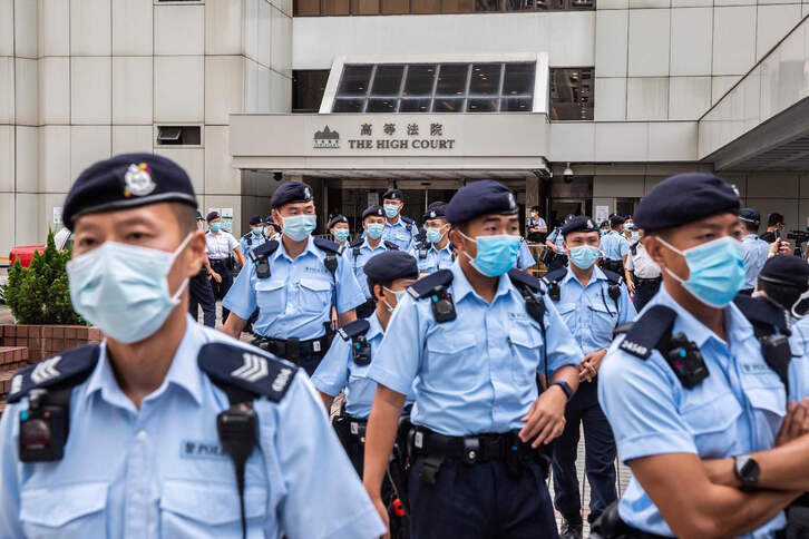 Polizia ugari Hong Kongeko auzitegi atarian, Tongen aurkako zigorra jakinarazi behar zela-eta. (Isaac LAWRENCE/AFP)