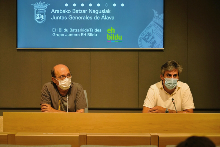 Iñaki Ullibarri junto a Unai Fernández de Betoño en las Juntas Generales de Araba. (Raul BOGAJO/FOKU)
