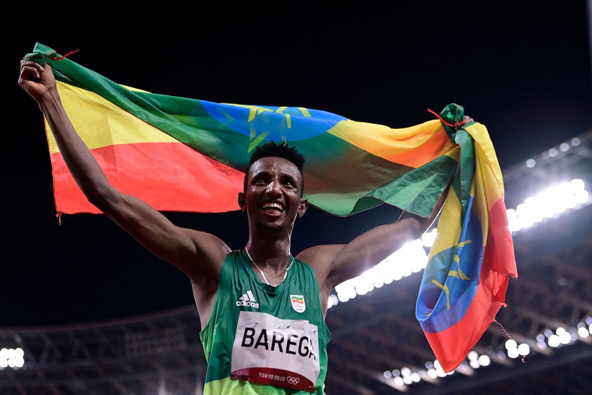 Barega celebra la medalla de oro en los JJOO de Tokio. (Javier SORIANO / AFP)