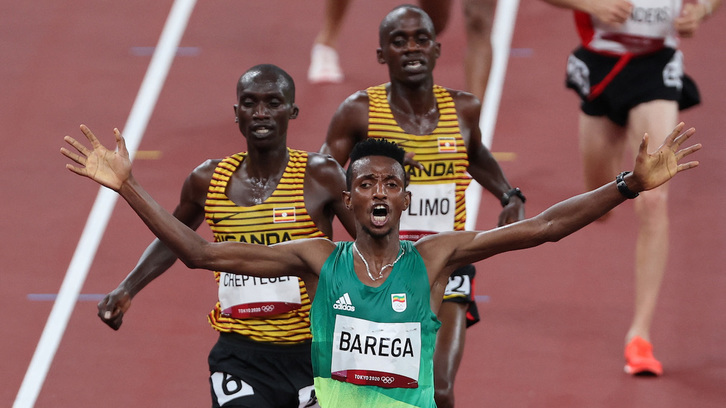 Barega alza las manos al ser el más rápido en la prueba de los 10.000 en Tokio. (Giuseppe CACACE / AFP)