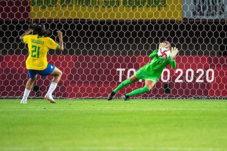 Labbé, que ya detuvo uno en la primera jornada, atrapa el penalti lanzado por Andressa Alves. (Philip Fong/AFP)