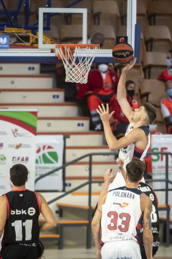 Jugadores de Saski Baskonia y Bilbao Basket en la Euskal Kopa del año pasado en Mendizorrotza. (Jaizki FONTANEDA / FOKU)