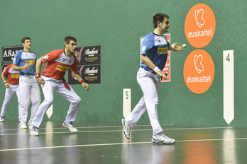 Mientras Elezkano ha recuperado su instinto en ataque, Ezkurdia sigue sin ver huecos. (Idoia ZABALETA/FOKU)