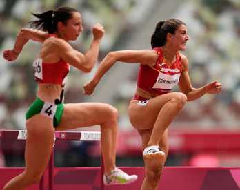 Teresa Errandonea, durantes su prueba de 100 metros vallas. (COE)