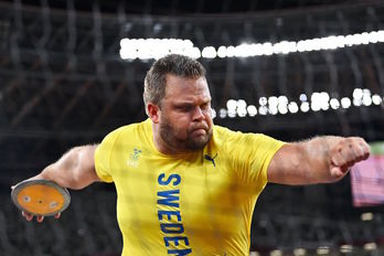 Daniel Stahl se dispone a lanzar el disco en la final olímpica de Tokio. (Andrej ISAKOVIC/AFP)