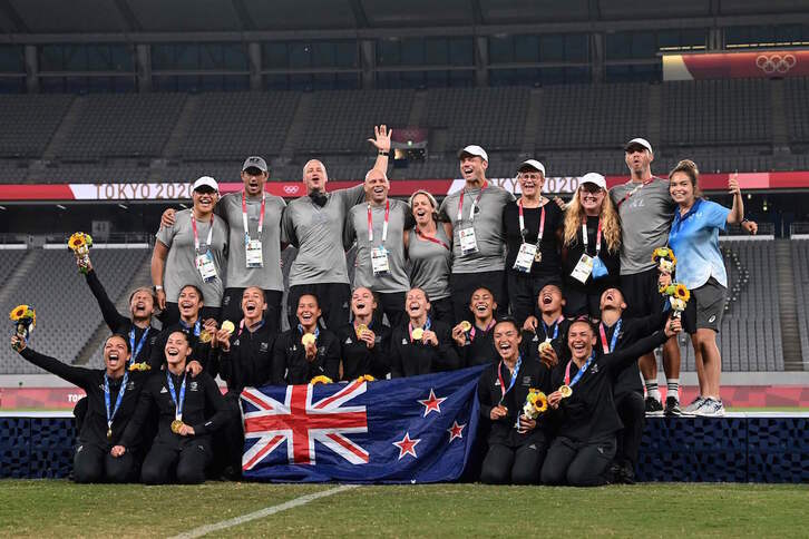 Las jugadoras de Nueva Zelanda celebran la medalla de oro tras la final ante Francia. (Greg BAKER/AFP)