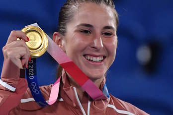 Una sonriente Bencic muestra su oro logrado en Tokio. (Tiziana FABI/AFP)
