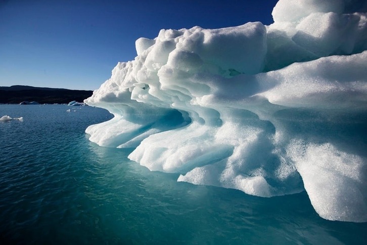 Un témpano de hielo flota en el fiordo Nuup Kangerlua, cerca de Nuuk, la capital de Groenlandia. (AFP)