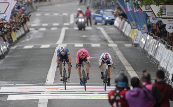 Neilson Powless se ha impuesto en este apretado sprint a Mohoric y Honoré. (Jon URBE/FOKU)