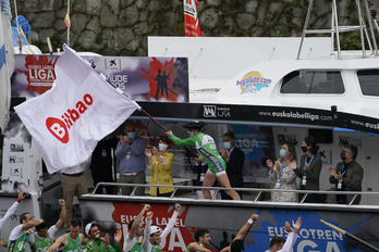 Hondarribiko patroi Ioseba Amunarriz, bandera pozez astintzen. (Aritz LOIOLA/FOKU) 