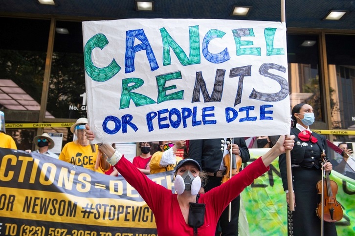 Una protesta de inquilinos y defensores del derecho a la vivienda para evitar los desalojos frente al Tribunal de Los Ángeles, en California. (Valerie MACON | AFP)