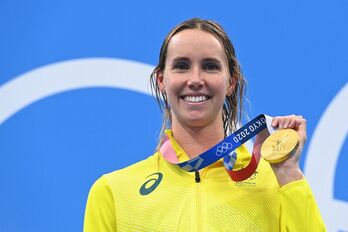 Emma Mckeon, con su último oro. (Attila KISBENEDEK  / AFP)
