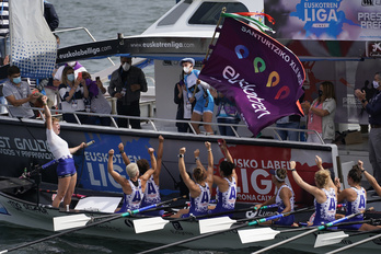 Arraun Lagunakeko patroi Andrea Astudillo, Santurtziko bandera pozez astintzen. (Aritz LOIOLA/FOKU)