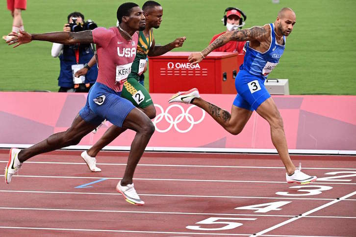 Jacobs cruza la línea de meta en primera posición. (Anne-Christine POUJOULAT/AFP)