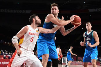 Doncic se ha quedado en la docena de puntos, pero España no le ha podido contener en rebote y a la hora de generar juego. (Aris MESSINIS/AFP)