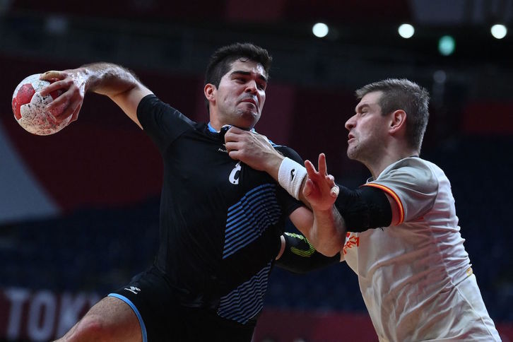 Julen Aginagalde defiende al argentino Simone en el último partido. (Franck FIFE/AFP)
