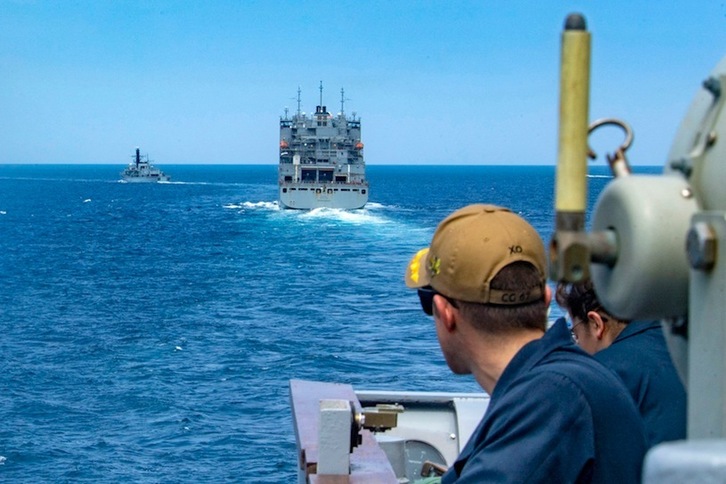 Tras el ataque del jueves en aguas del golfo de Omán, el Mercer Street navega con una escolta naval de EEUU. (Rawad MADANAT | AFP)