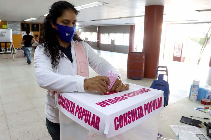 Una mujer ejerce su derecho a voto en Guadalajara, Jalisco. (Ulises RUIZ/AFP)