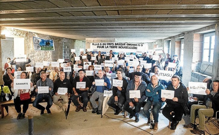 Cargos electos mostraron su compromiso con la actividad agrícola el sábado en Arbona. (Guillaume FAUVEAU)