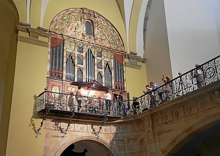 Los alumnos del Curso de Órgano Romántico de 2019 visitaron también el órgano barroco ibérico de la iglesia de San Martín de Tours en Ataun. (Pablo CEPEDA)