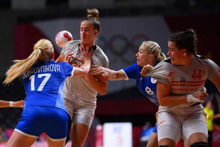 Nerea Pena y Ainhoa Hernández en uno de los ataques de la selección española. (Franck FIFE / AFP)