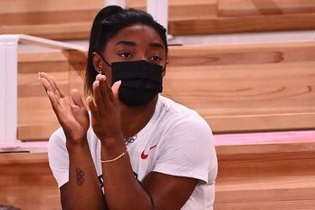Simone Biles anima a su equipo en el estadio Ariake de Tokio. (Loic VENANCE / AFP)