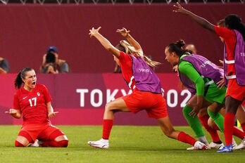 Fleming celebra el gol de la victoria junto a sus compañeras del banquillo canadiense. (Kazuhiro Nogi/AFP)