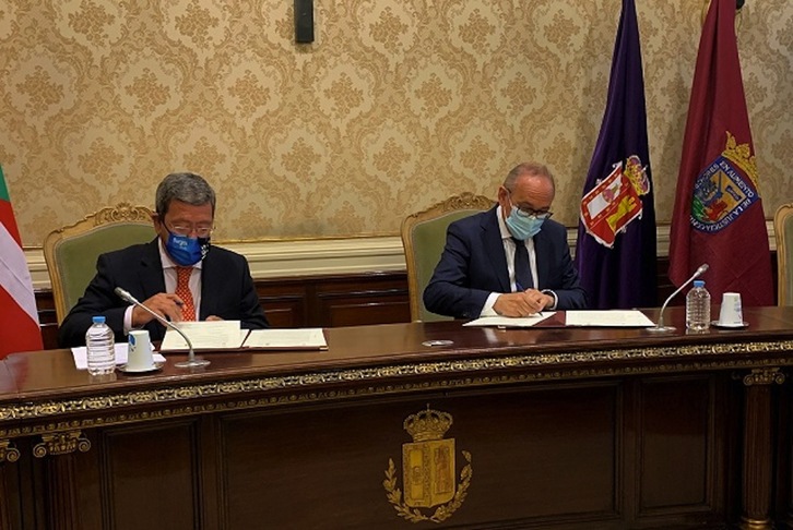 Imagen de la firma de renovación de la colaboración de Araba y Burgos sobre Trebiñu. (DIPUTACIÓN FORAL DE ARABA)