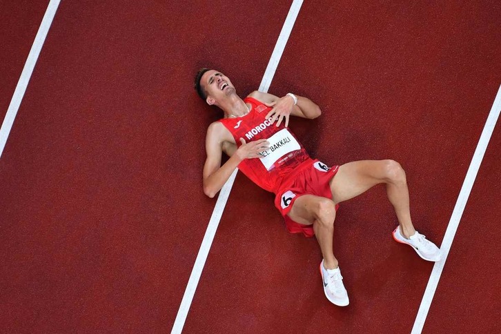 El Bakkali, emocionado, después hacerse con el oro en 3.000 metros obstáculos. (Antonin THUILLIER / AFP)