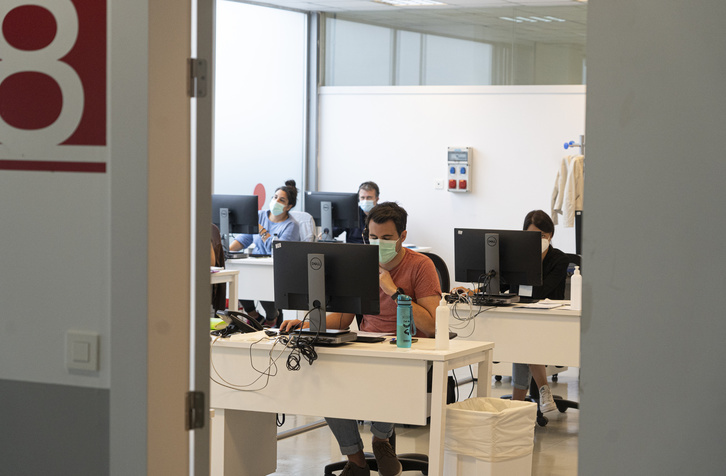 Varias personas trabajan en el centro de rastreo de Nafarroa.             (Jagoba MANTEROLA I FOKU)