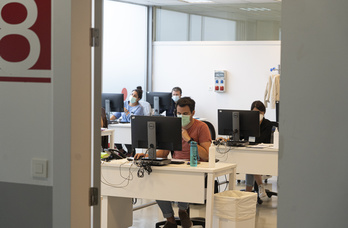 Varias personas trabajan en el centro de rastreo de Nafarroa.             (Jagoba MANTEROLA I FOKU)