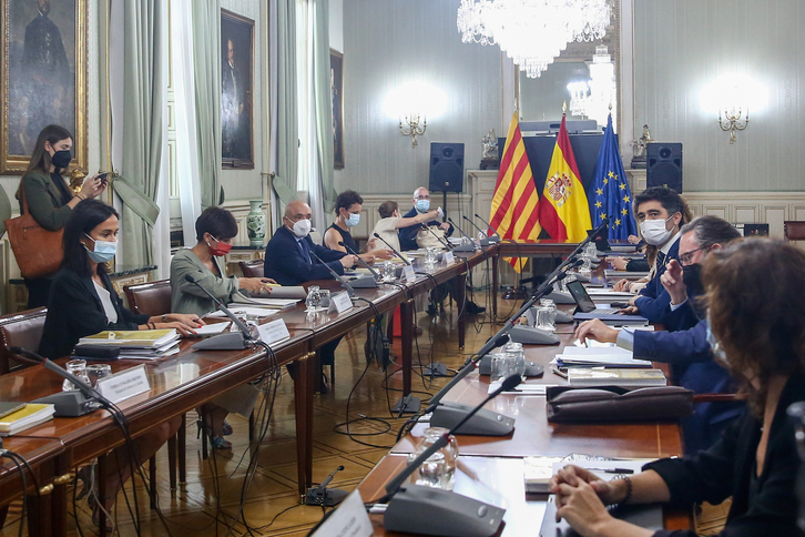La ministra Rodríguez y el vicepresident Puigneró, frente a frente en la mesa. (Ricardo Rubio | Europa Press)