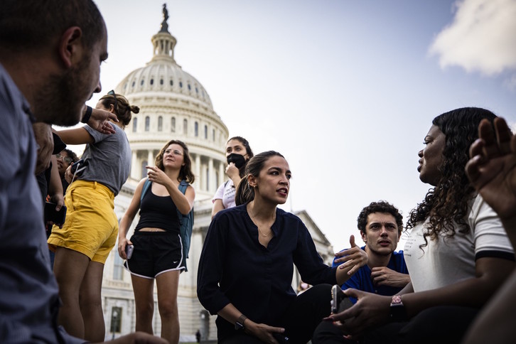 La congresista Alexandria Ocasio-Cortez escucha a personas amenazadas de desahucio. (Samuel CORUM | AFP)