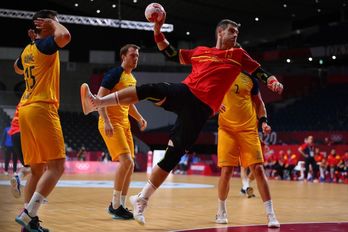 Julen Aginagalde, Suediaren aurkako final-laurdenean jaurtiketa saiakera bat egiten. (Franck FIFE / AFP)