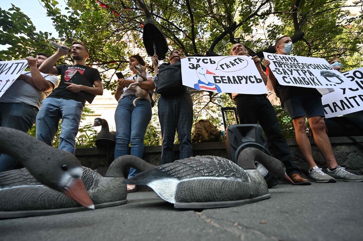 Los miembros de la diáspora bielorrusa participan en una protesta frente a la embajada de ese país en Kiev. (Sergei SUPINSKY/AFP)