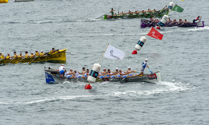 Donostiarraren trainerua -irudiaren behekaldean- Lekeitioko uretan. (Marisol RAMIREZ/FOKU)