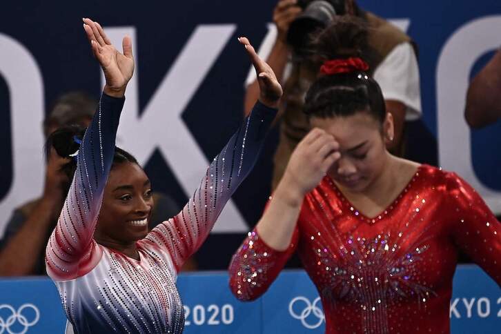 Simone Biles, después de competir en la barra de equilibrio. (Lionel BONAVENTURE / AFP)