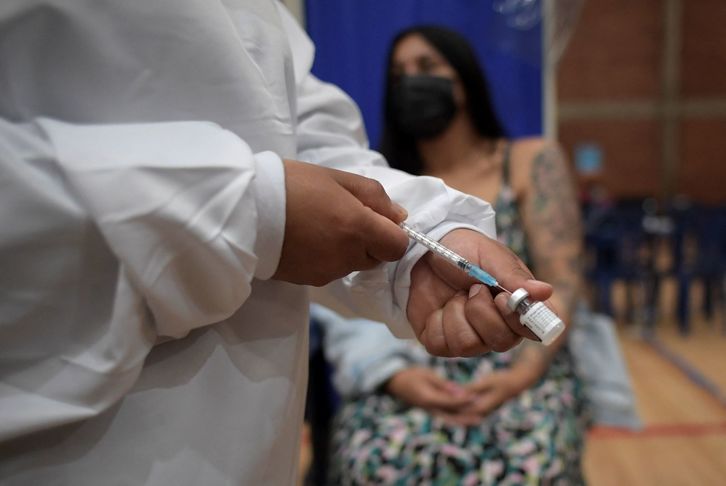 El 45% de las 10.662 embarazadas de la CAV tiene ya la pauta completa o está en el proceso de vacunación. (Raúl ARBOLEDA/AFP)