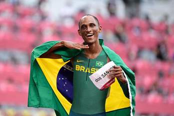 Alison Dos Santos, Brasileko banderarekin, brontzezko domina ospatzen. (Javier SORIANO / AFP)