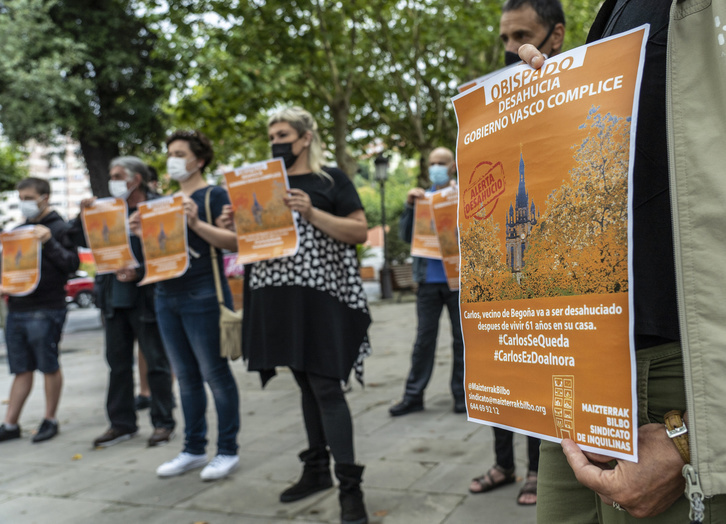 Cartel contra los desahucios en la movilización de apoyo a Carlos Aguiriano en Bilbo. (Marisol RAMIREZ | FOKU)
