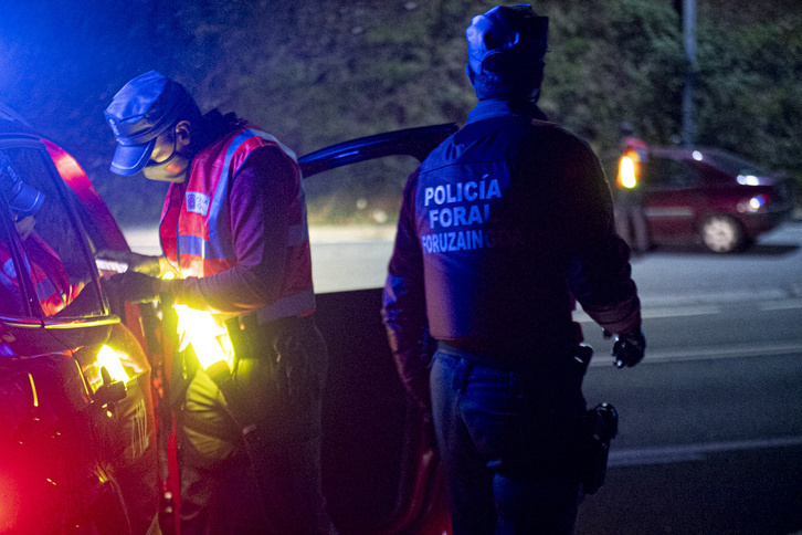 Imagen de un control de la Policía Foral realizado durante un toque de queda. (Jagoba MANTEROLA/FOKU)