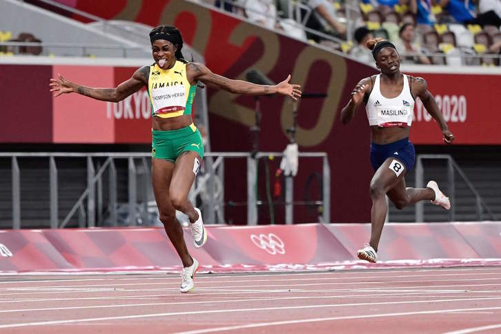 Thompson se impone con autoridad también en la final de 200. (Javier SORIANO/AFP)