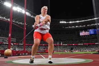 Anita Wlodarczyk celebra su tercer oro olímpico consecutivo. (Andrej ISAKOVIC / AFP)